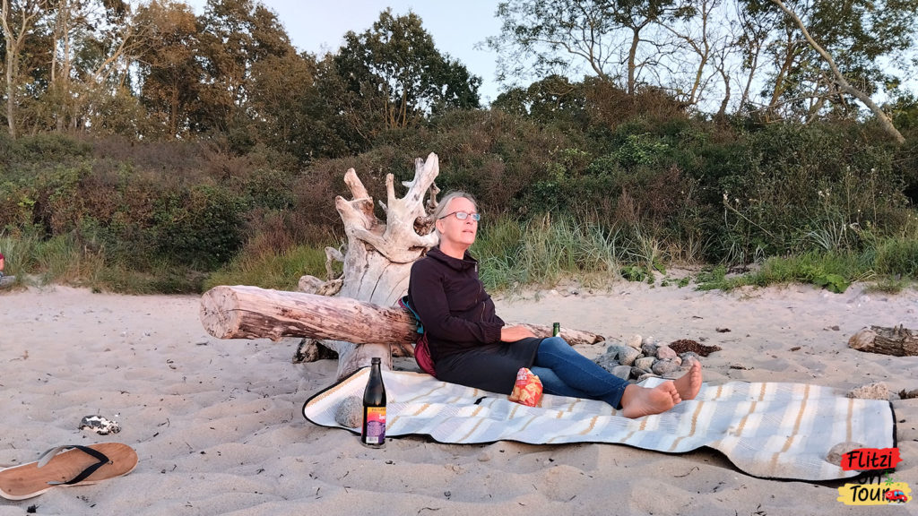 Sitzen in der Abendsonne am Strand von Brook
